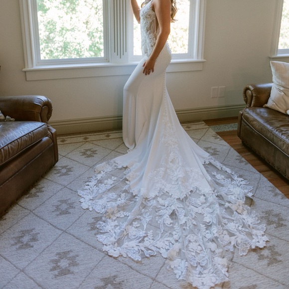 Enzoani Pearl Wedding Dress - Picture 7 of 17